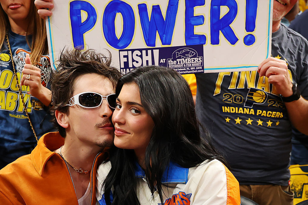 할리우드 배우 티모시 샬라메가 “번식이 우리가 존재하는 이유”라고 말해 논란이 일고 있다. 결혼과 자녀 계획을 언급한 그의 발언에 “시대착오적”이라는 비판이 이어지고 있다. 사진은 티모시 샬라메와 카일리 제너. 게티이미지