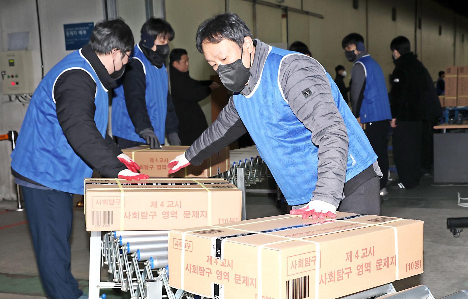 2026학년도 대학수학능력시험을 사흘 앞둔 10일 오전 세종시의 한 인쇄공장에서 관계자들이 수능 문제지와 답안지를 전국 시도 교육청으로 배부하기 위해 차량으로 옮기고 있다.  2025.11.10 뉴스1