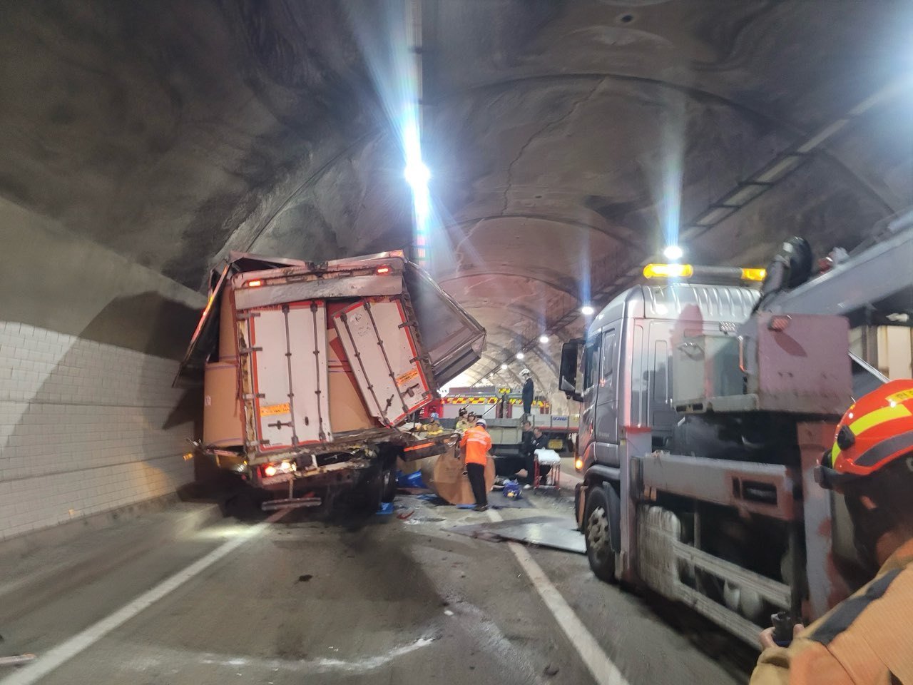 10일 낮 12시 51분쯤 충북 영동군 경부고속도로 하행선 영동1터널에서 25톤 화물차가 앞서가던 24톤 윙바디 차량을 들이받아 2명이 부상을 입었다. 영동소방서 제공