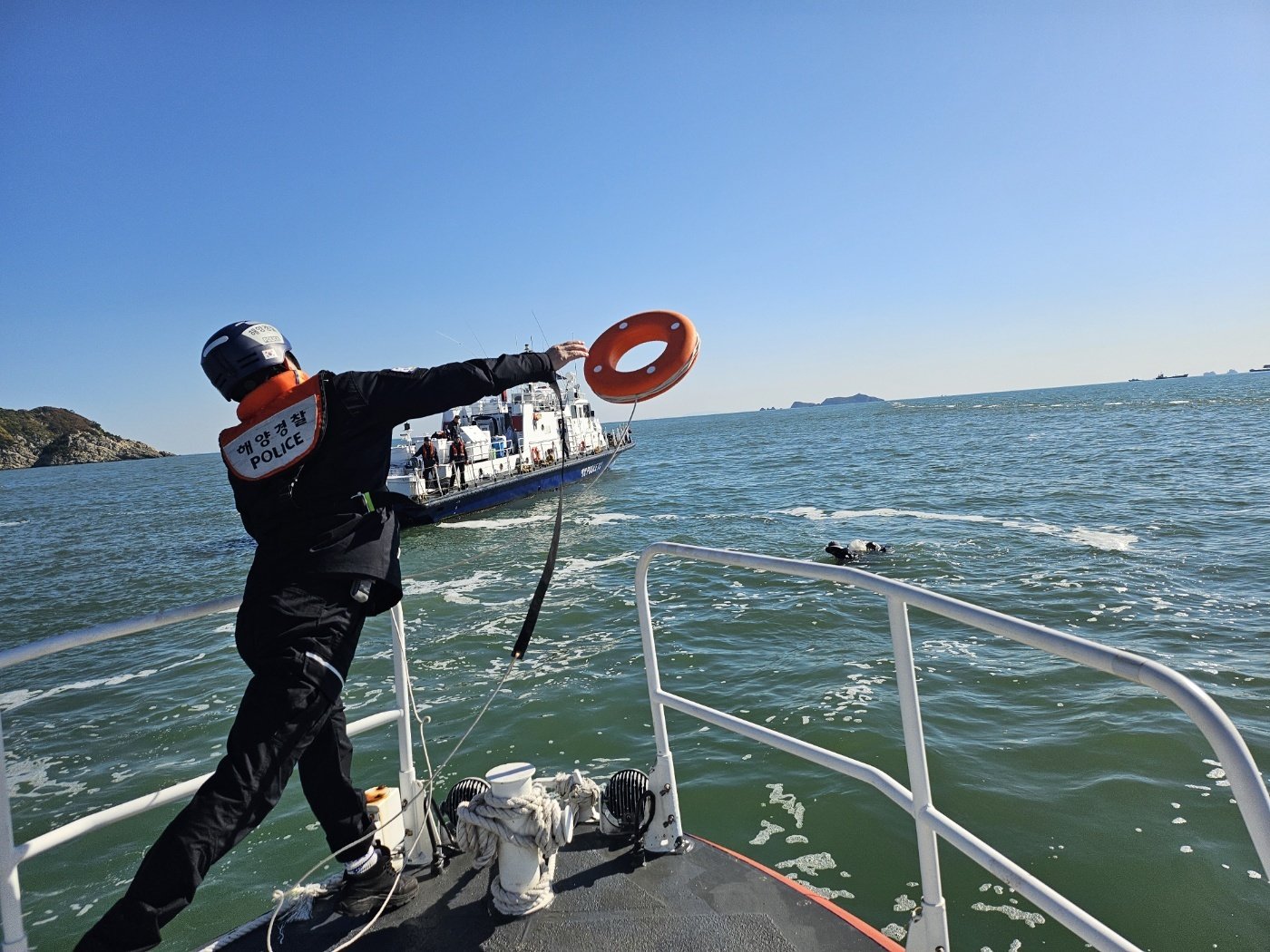 10일 부산 해경이 카이트보드를 타다 표류하던 50대를 구조하고 있다. 부산해경 제공