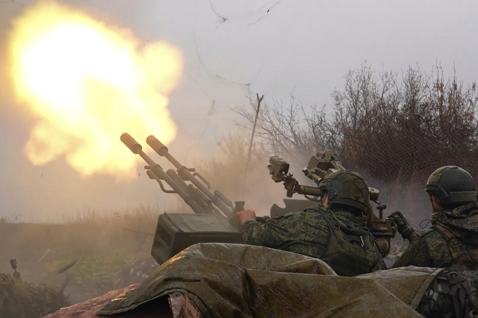 7일 러시아군이 우크라이나의 공격용 드론을 향해 발포하고 있다. 러시아 국방부 제공