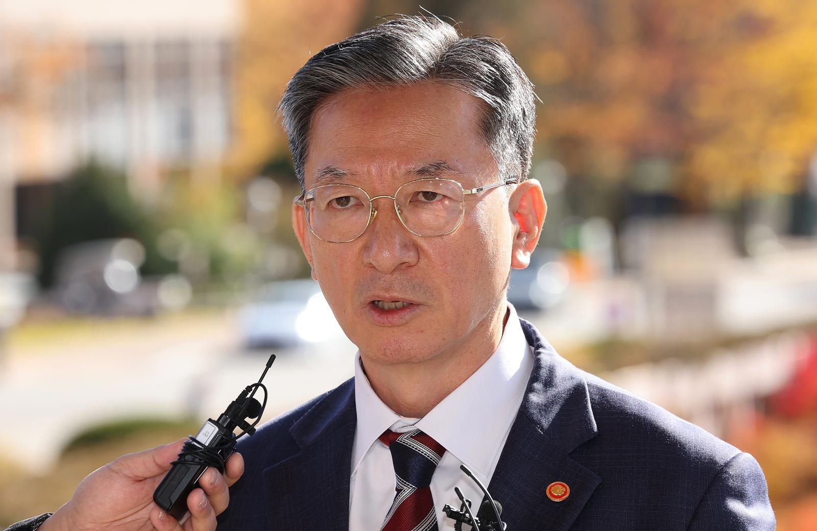 정성호 법무부 장관이 10일 오전 경기 정부과천청사 법무부 출입구에서 최근 검찰이 대장동 개발비리 의혹 사건 1심 선고에 대한 항소를 포기한 것과 관련한 입장을 밝히고 있다. 2025.11.10/뉴스1