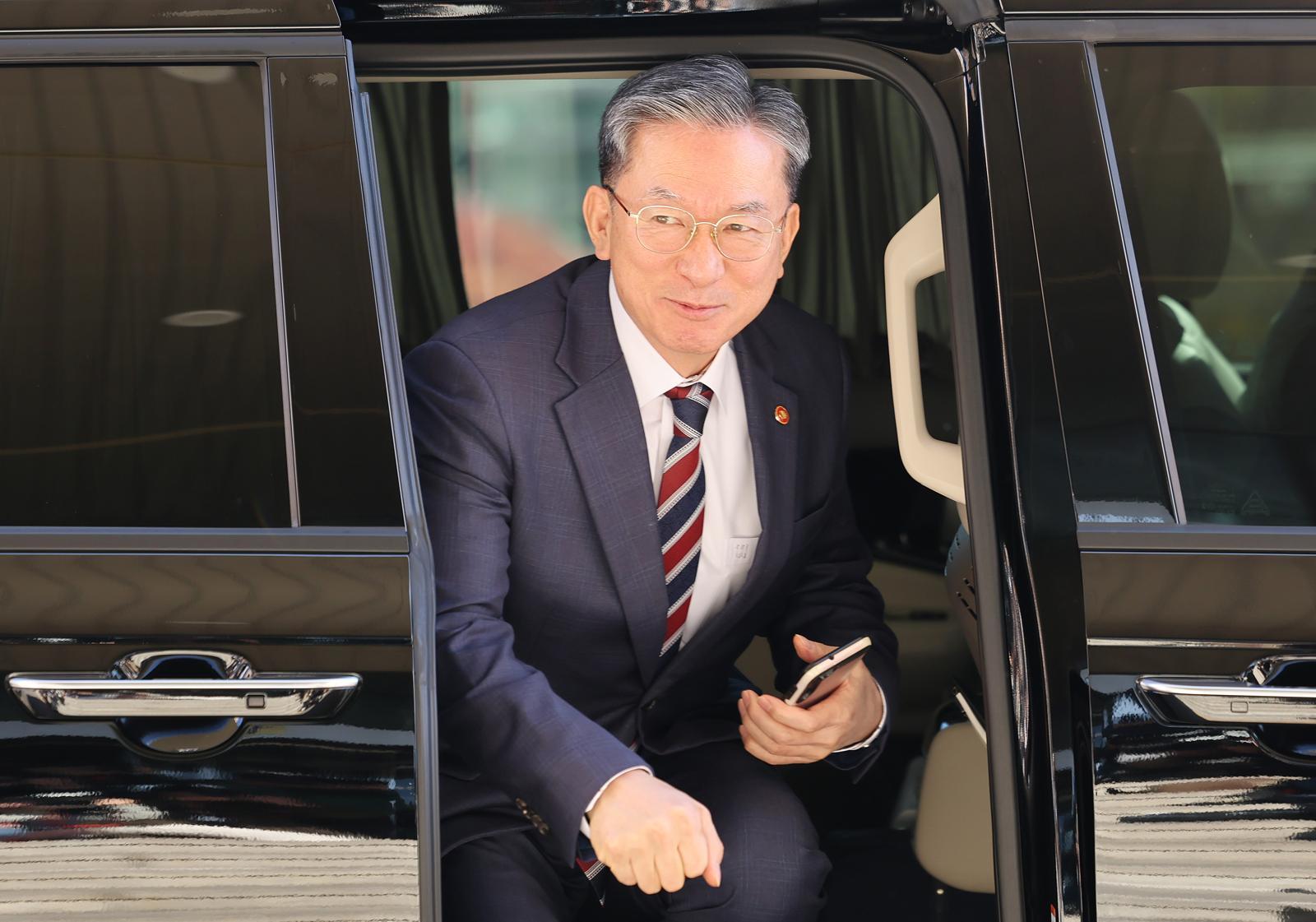 정성호 법무부 장관이 10일 오전 경기 정부과천청사 법무부 출입구에서 최근 검찰이 대장동 개발비리 의혹 사건 1심 선고에 대한 항소를 포기한 것과 관련한 입장을 밝히기 위해 차량에서 내리고 있다. 2025.11.10/뉴스1