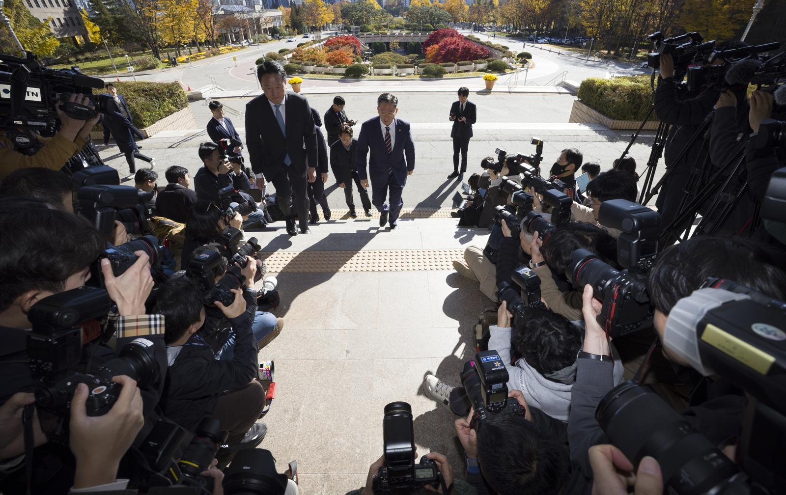 정성호 법무부 장관이 10일 오전 경기 과천시 법무부 청사로 출근길에 나서고 있다. 2025.11.10. 과천=뉴시스