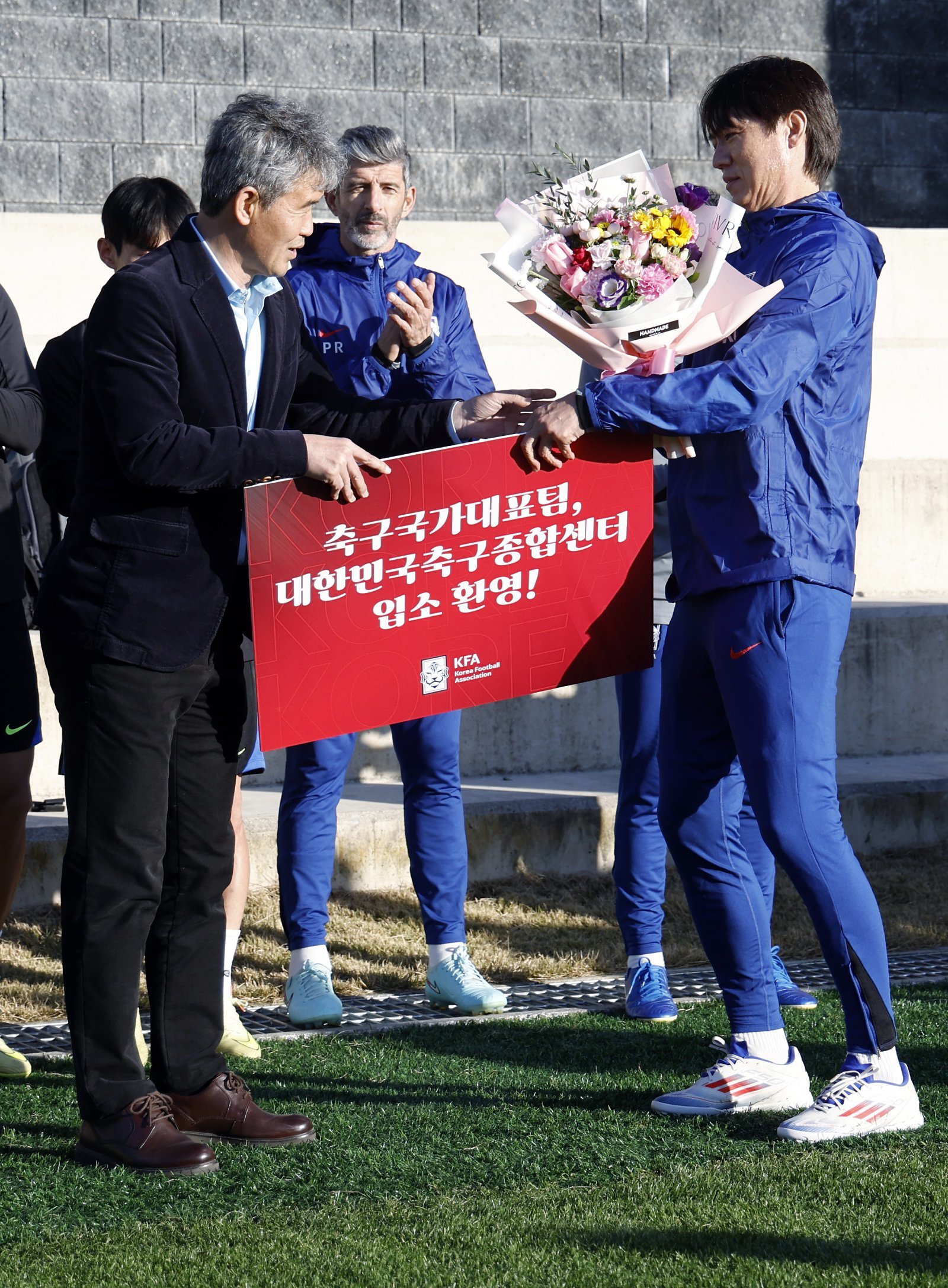 대한민국 축구 국가대표팀 홍명보 감독이 10일 충남 천안시 서북구 대한민국축구종합센터 하이브리드잔디 훈련장에서 김승희 대한축구협회 전무에게 입소 환영 꽃다발을 받고 있다. 홍명보 감독이 이끄는 축구대표팀은 오는 14일 대전월드컵경기장에서 볼리비아와 18일 서울월드컵경기장에서 가나와 11월 A매치 친선경기를 갖는다. 2025.11.10/뉴스1