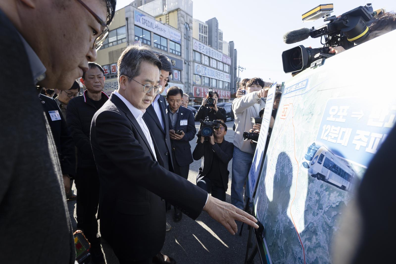 김동연 경기도지사가 10일 오후 방세환 광주시장, 지역주민들과 함께 판교~오포 도시철도 사업 현장을 둘러보고 있다. 경기도 제공