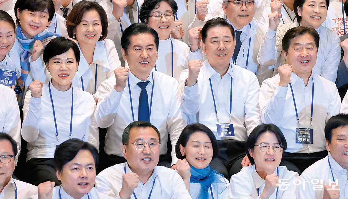 더불어민주당 정청래 대표(가운데 줄 왼쪽에서 두 번째) 등 민주당 지도부가 10일 오후 경기 광주시 곤지암리조트에서 열린 전국지역위원장 워크숍에서 참석자들과 함께 기념 촬영을 하고 있다. 광주=장승윤 기자 tomato99@donga.com