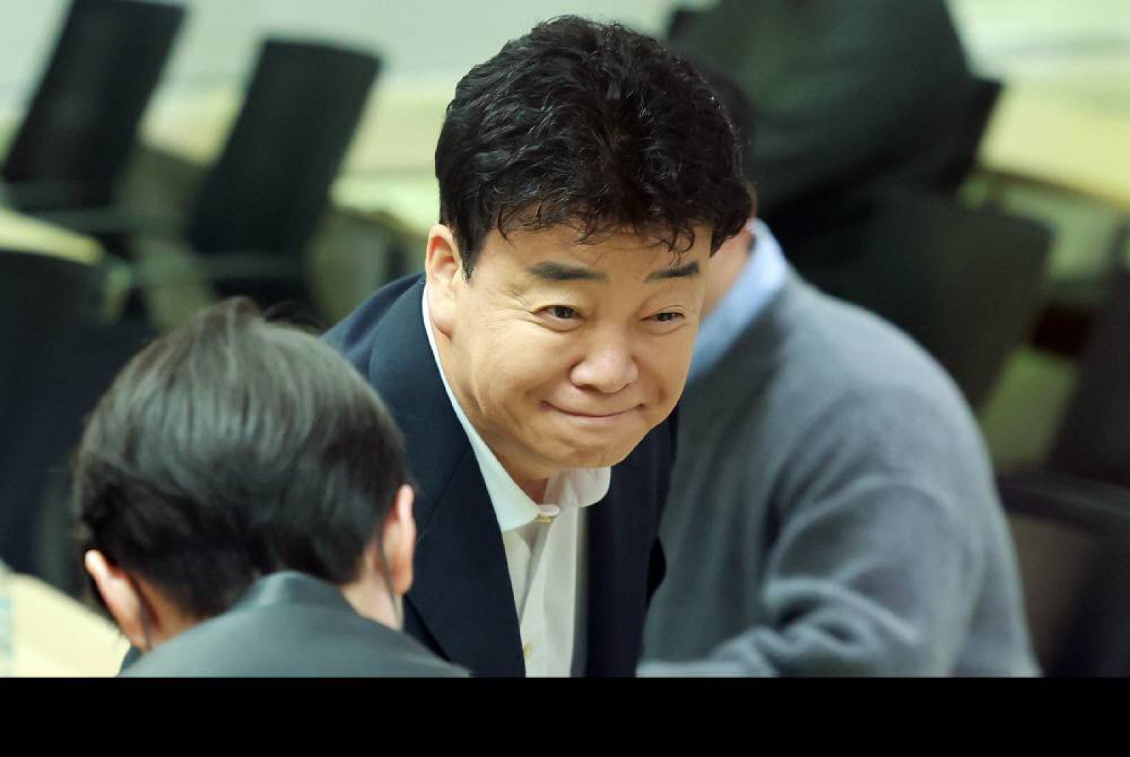 백종원 더본코리아 대표가 28일 서울 서초구 스페이스쉐어 강남역센터에서 열린 정기 주주총회에서 참석해 주주들과 인사를 나누고 있다. 2025.3.28 뉴스1