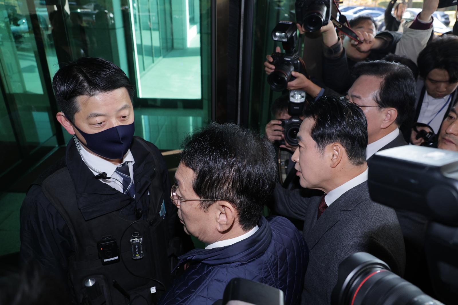 장동혁 국민의힘 대표와 송언석 원내대표가 11일 오전 서울 서초구 대검찰청에서 긴급 현장 규탄대회를 마친 후 대검청사 내부로 항의방문을 위해 방호직원과 대치하고 있다. 뉴스1