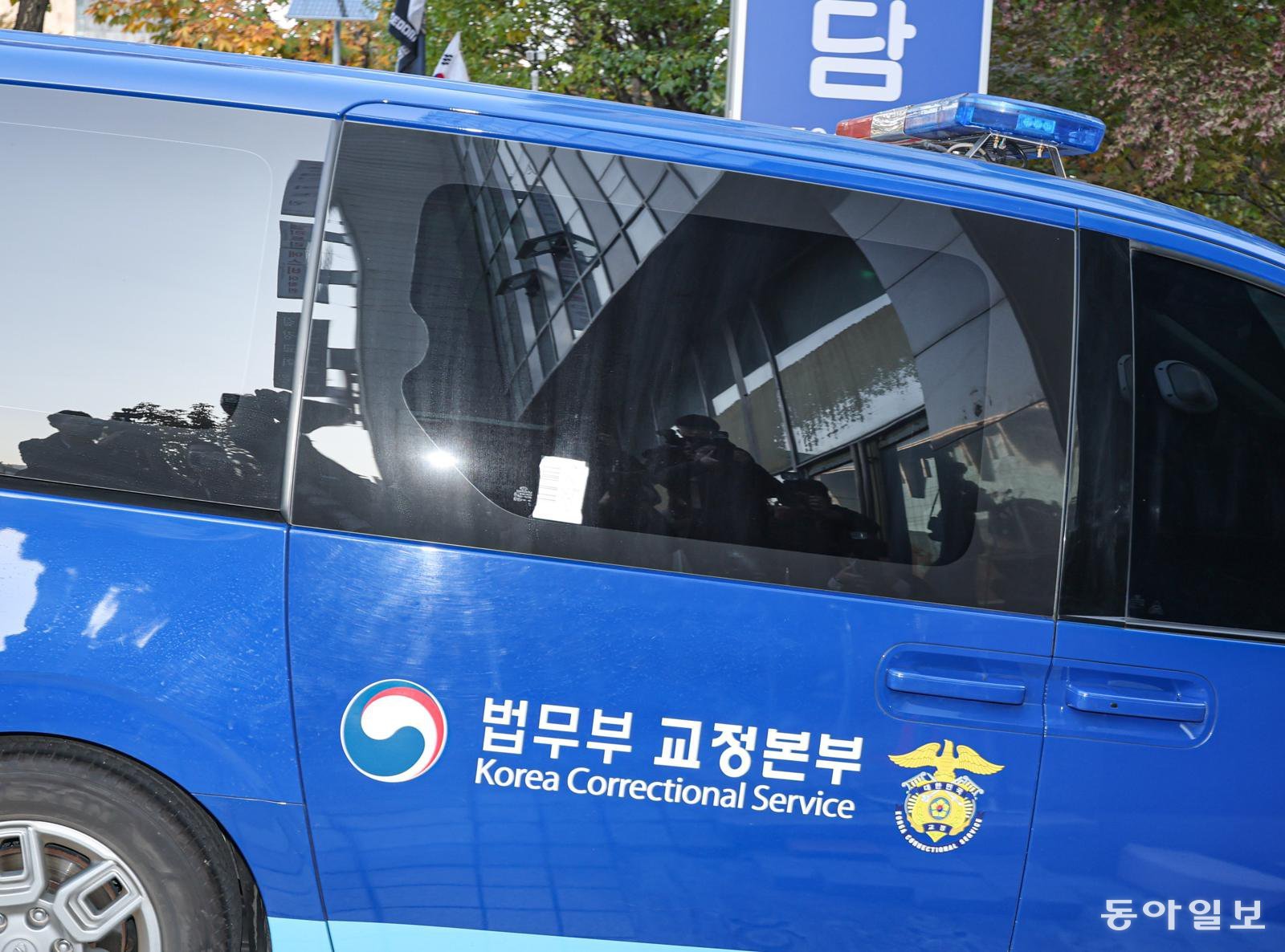 해병대 채 상병 순직사건 수사외압 의혹의 정점인 윤석열 전 대통령이 탑승한 호송차가 11일 오전 서울 서초구 순직해병 특별검사팀(특별검사 이명현) 사무실의 지하주차장으로 들어서고 있다. 이한결 기자 always@donga.com