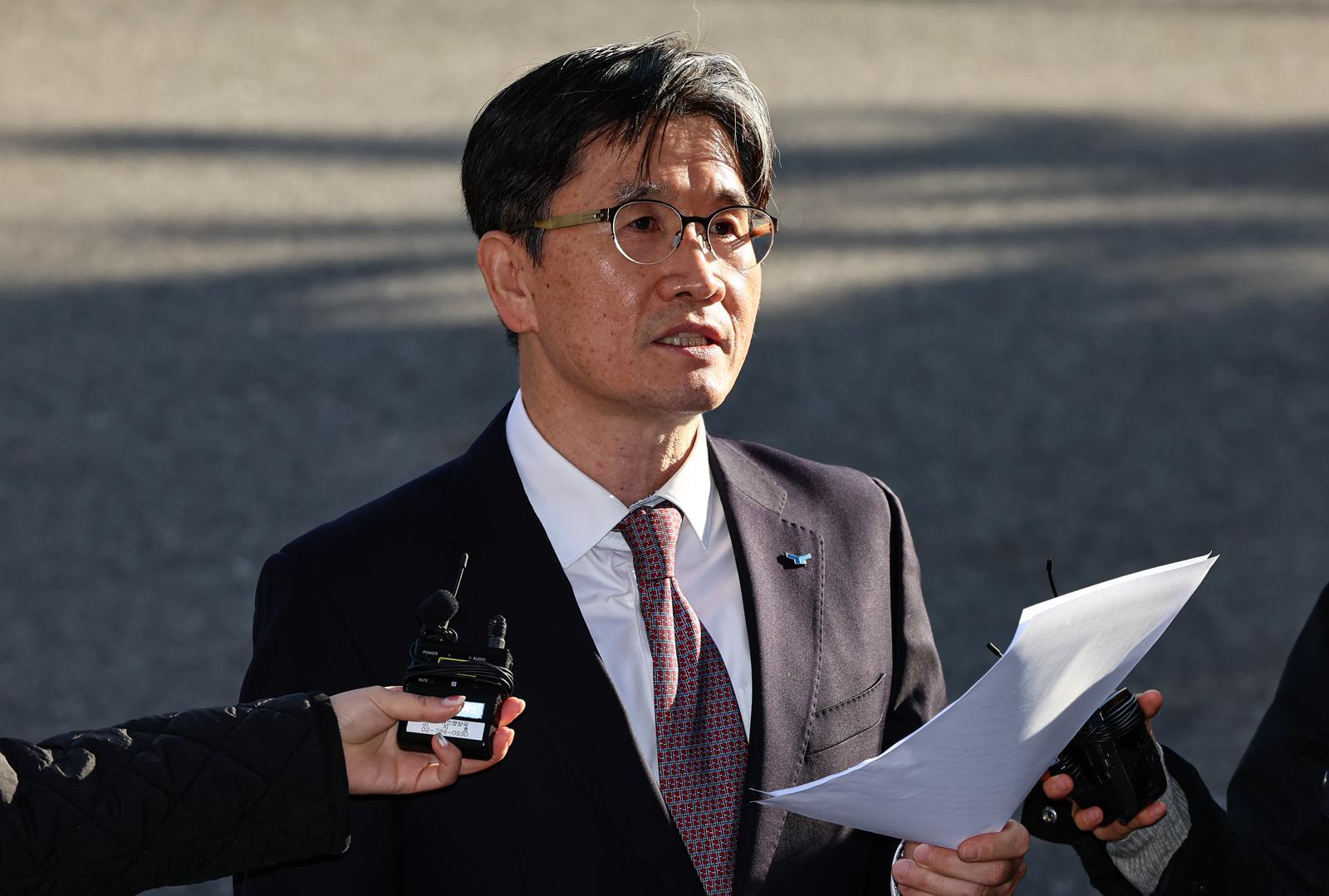 오동운 고위공직자범죄수사처장이 11일 오전 정부과천청사 공수처로 출근하며 입장문을 읽고 있다. 2025.11.11/뉴스1