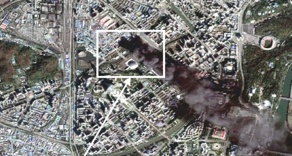 북한 평양 도심에서 지난 2일 큰 화재가 발생해 검은 연기가 피어오르는 모습의 위성영상. 출처=SI-Analytics, NK 뉴스에서 재인용