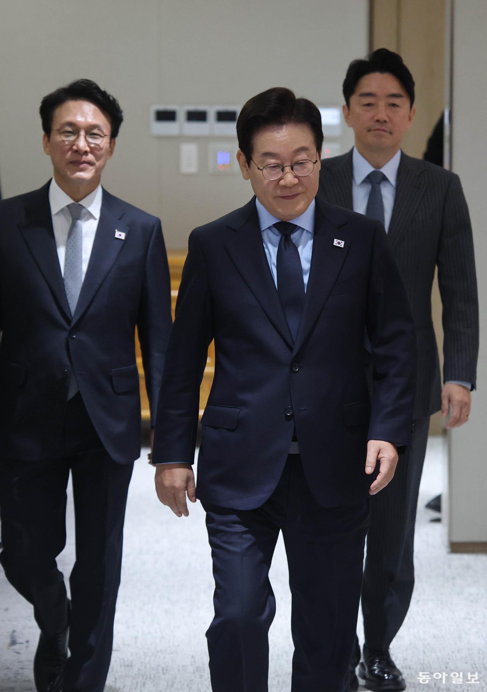 이재명 대통령이 11일 오전 서울 용산 대통령실에서 열린 제49회 국무회의를 주재하기 위해 입장하고 있다. 2025.11.11 송은석 기자 silverstone@donga.com