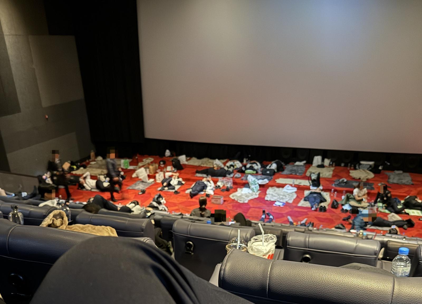 10일 경찰직협이 공개한 APEC 당시 경찰들의 대기 공간 사진 갈무리. 영화관 바닥에 모포 등이 깔려 있다. 뉴스1