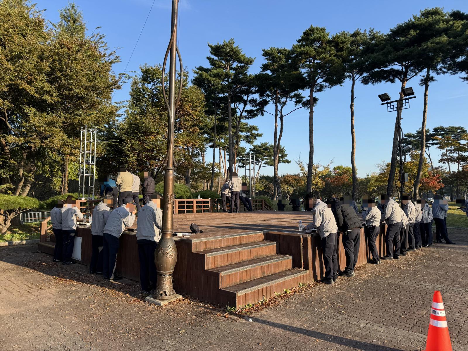 10일 경찰직협이 공개한 APEC 당시 경찰들의 식사 환경 사진. 당초 해당 장소에 동원된 경찰들은 경주실내체육관을 식사장소로 사용키로 했으나 행사가 임박한 시점에 대한상공회의소에서 장소 용도를 변경함에 따라 일부는 버스 내에서, 일부는 야외에서 취식하는 상황이 벌어졌다. 뉴스1