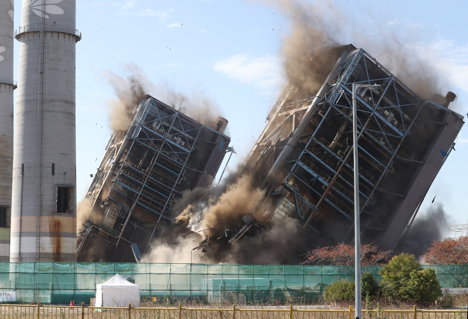 11일 오전 한국동서발전 울산화력본부에서 보일러 타워 4·6호기가 폭파되고 있다. ⓒ News1