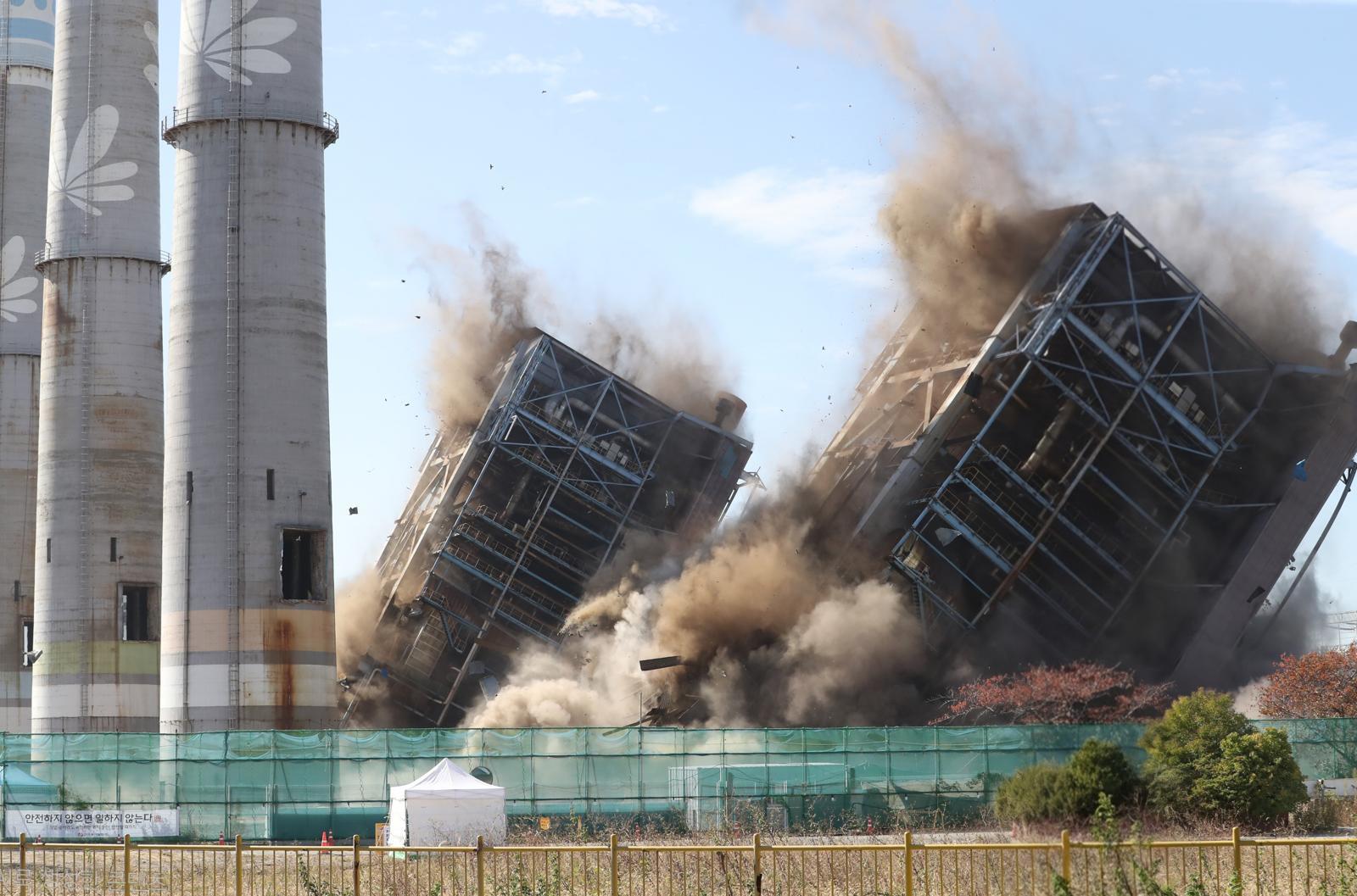 11일 낮 12시 한국동서발전 울산화력발전소 사고 현장에서 보일러 타워 4·6호기 발파 해체 작업이 진행되고 있다. 뉴스1