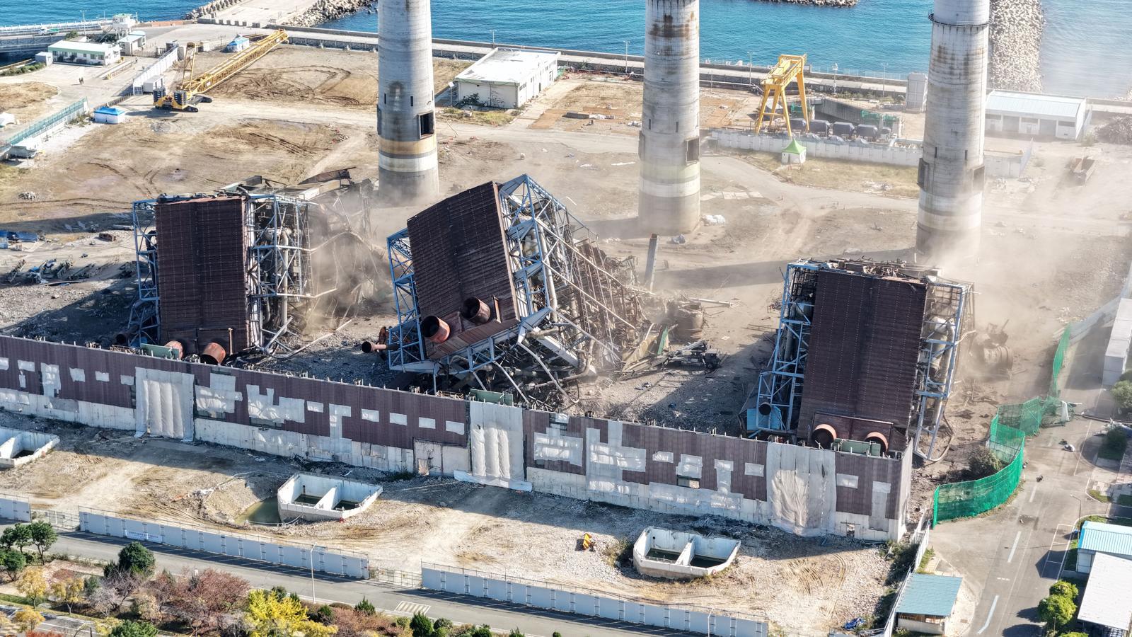 보일러 타워 붕괴 사고 발생 엿새째를 맞은 11일 울산 남구 울산화력발전소 보일러 타워 5호기 붕괴 사고 현장에서 매몰자와 실종자 구조를 위해 4·6호기의 발파 해체 작업이 진행되고 있다. 사진공동취재단