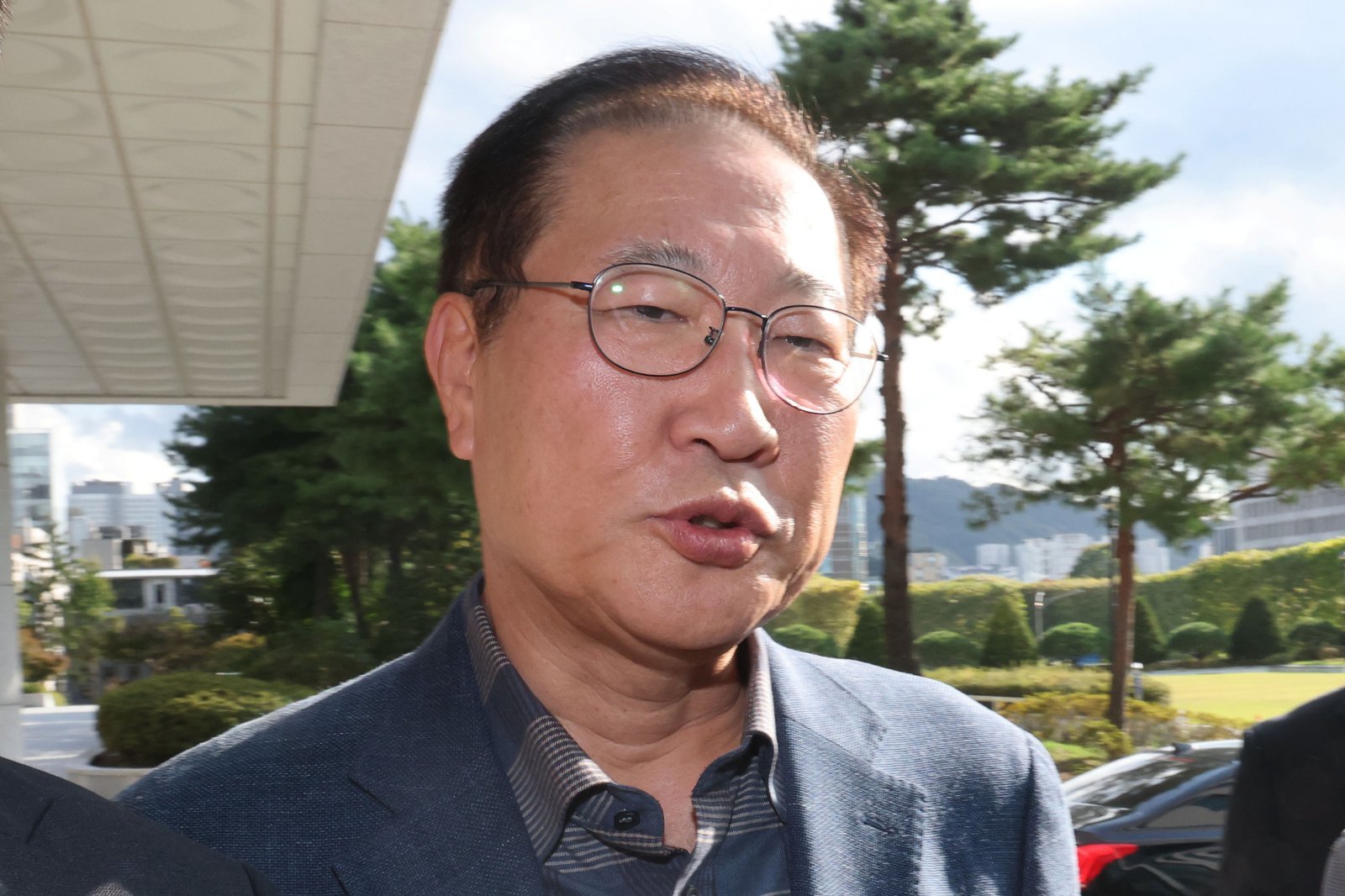 박성재 전 법무부 장관이 23일 구속영장 기각 이후 첫 조사를 받기 위해 서울 서초구 서울고등검찰청 내란 특검에 출석하고 있다. 박 전 장관은 비상계엄 직후 ‘합동수사본부 검사 파견 검토 지시’와 ‘구치소 수용 공간 확인’ ‘출국 금지팀 호출’ 등을 지시한 혐의를 받고 있다. 뉴스1