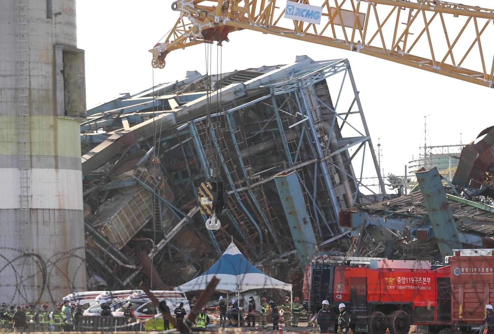 11일 오후 울산화력발전소 보일러타워 4, 6호기가 발파 해체된 후 실종자 수색 준비 작업에 크레인이 투입되고 있다. 울산=뉴스1