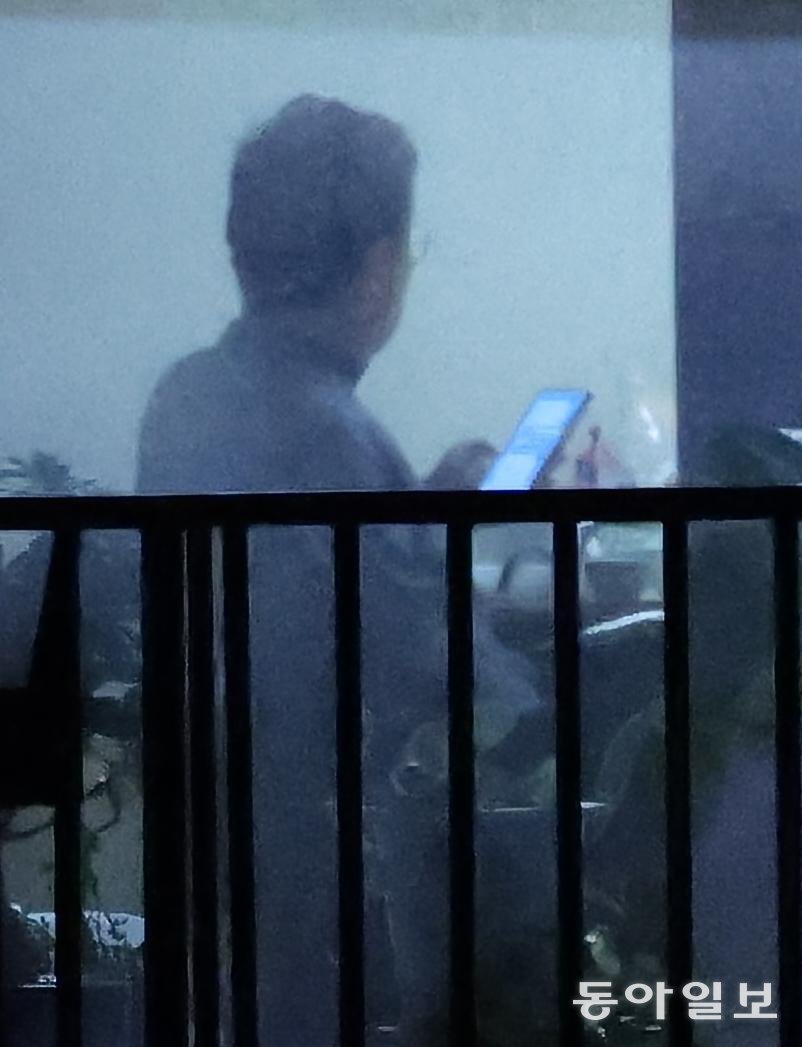 대장동 사건 항소 포기 결정 이후 검찰 내부에서 거센 사퇴 요구를 받고 있는 노만석 검찰총장 권한대행(대검 차장검사)이 11일 서울 강남구에 있는 자택에서 휴대전화를 보고 있는 모습이 포착됐다. 노 권한대행은 주변에 “자리 욕심이 없다”며 자진 사퇴를 시사하는 듯한 발언을 한 것으로 알려져 이르면 12일 출근해 거취 표명을 할 수 있다는 관측이 나온다. 변영욱 기자 cut@donga.com