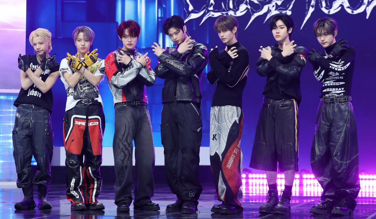 그룹 클로즈 유어 아이즈(왼쪽부터 켄신, 송승호, 전민욱, 마징시앙, 김성민, 장여준, 서경배)가 11일 오후 서울 강서구 SBS 공개홀에서 열린 세 번째 미니앨범 ‘블랙아웃’ 발매 기념 쇼케이스에서 포즈를 취하고 있다. 2025.11.11. [서울=뉴시스]