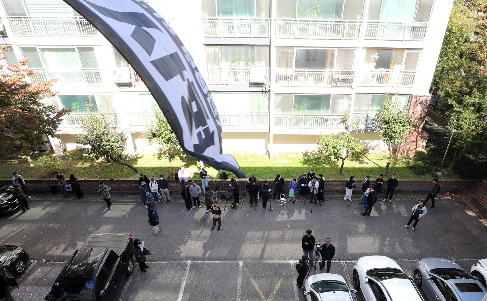 27일 서울 용산구 이태원동 황교안 전 국무총리 자택에서 내란·외환 의혹을 수사하는 조은석 특별검사팀 압수수색하기 위해 대기하고 있는 가운데 아파트 밖에서 취재진과 지지자들이 모여 있다. 2025.10.27. 뉴시스