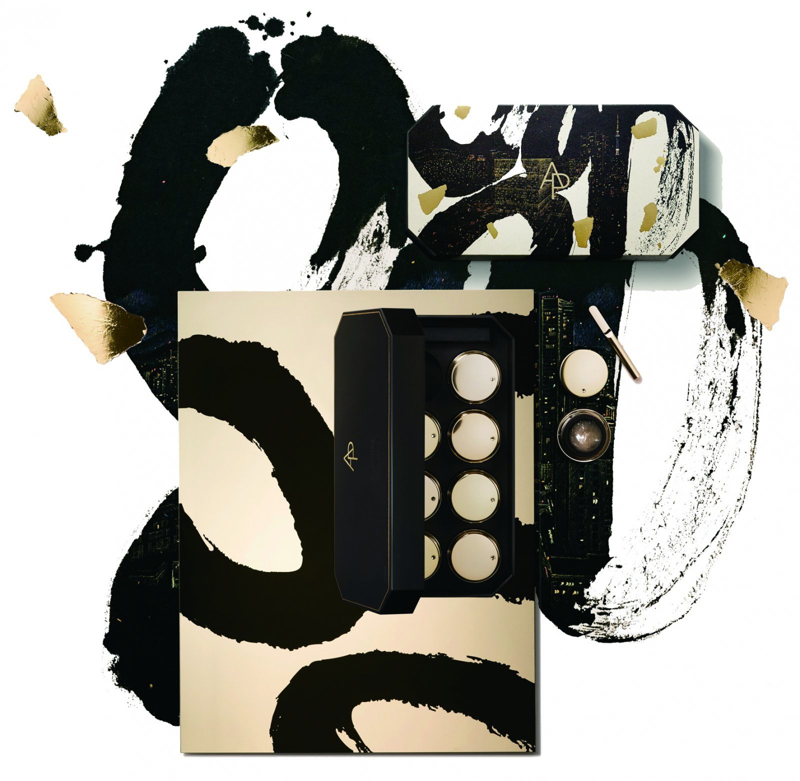 에이피 뷰티 연말 한정판 ‘프라임 리저브 리트리니티 나이트 엘릭시어’ 패키지. 강렬한 먹선으로 도시의 밤을 그리는 박지은 작가와 협업했다. 아모레퍼시픽 제공