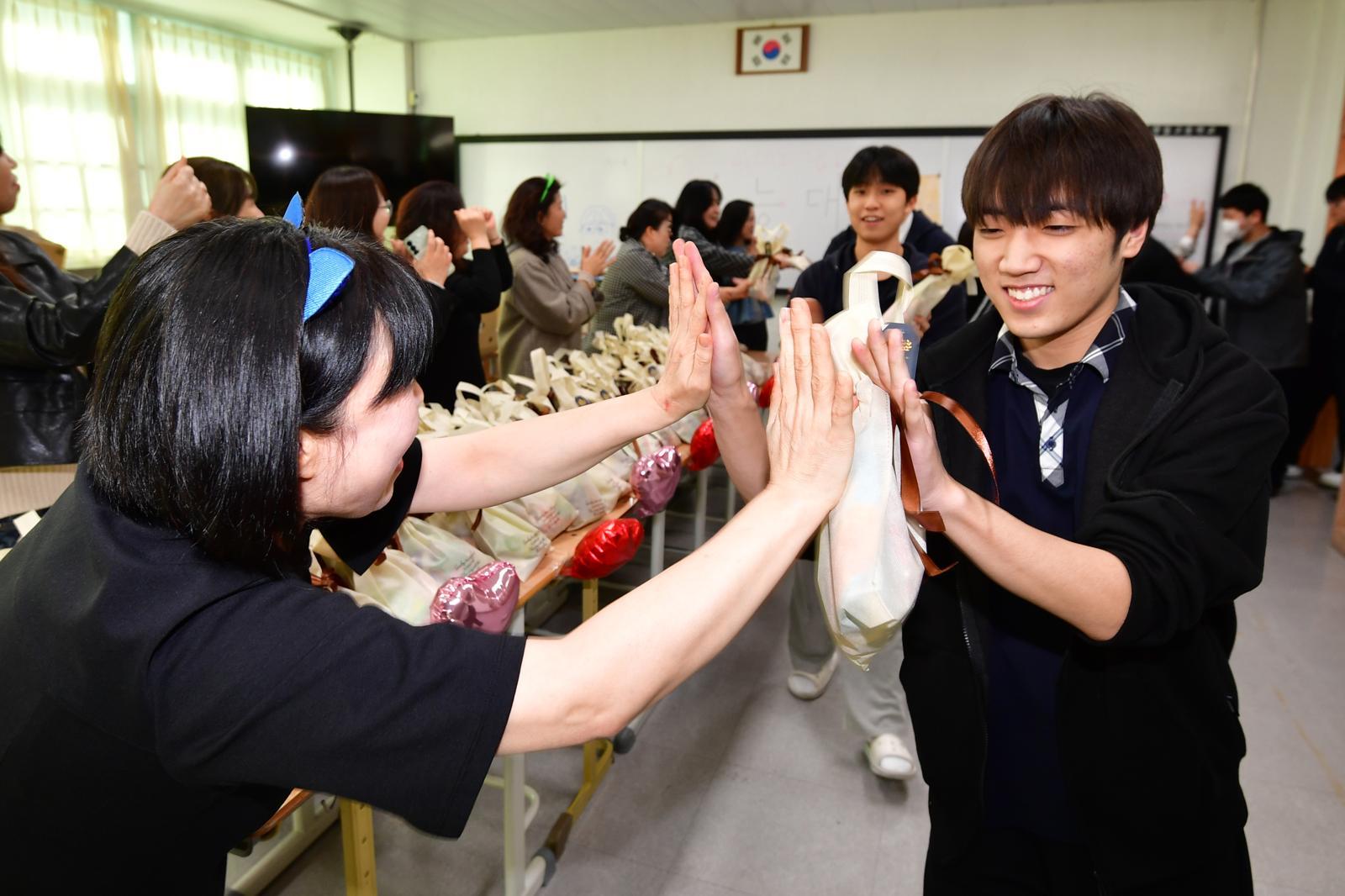 11일 오후 경북 포항시 영일고등학교에서 학부형들이 수능을 앞둔 고3 수험생들에게 수능 대박 선물을 나눠주며 응원하고 있다. 2025.11.11 뉴스1