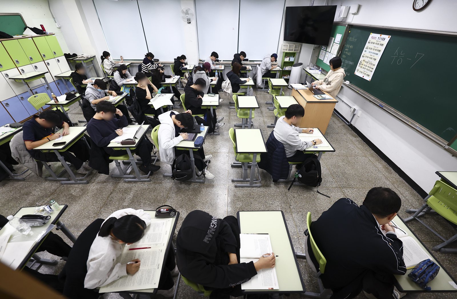 2026학년도 대학수학능력시험을 일주일 앞둔 6일 서울 광진구 광남고등학교 3학년 교실에서 수험생들이 공부를 하고 있다. 2025.11.06 뉴시스