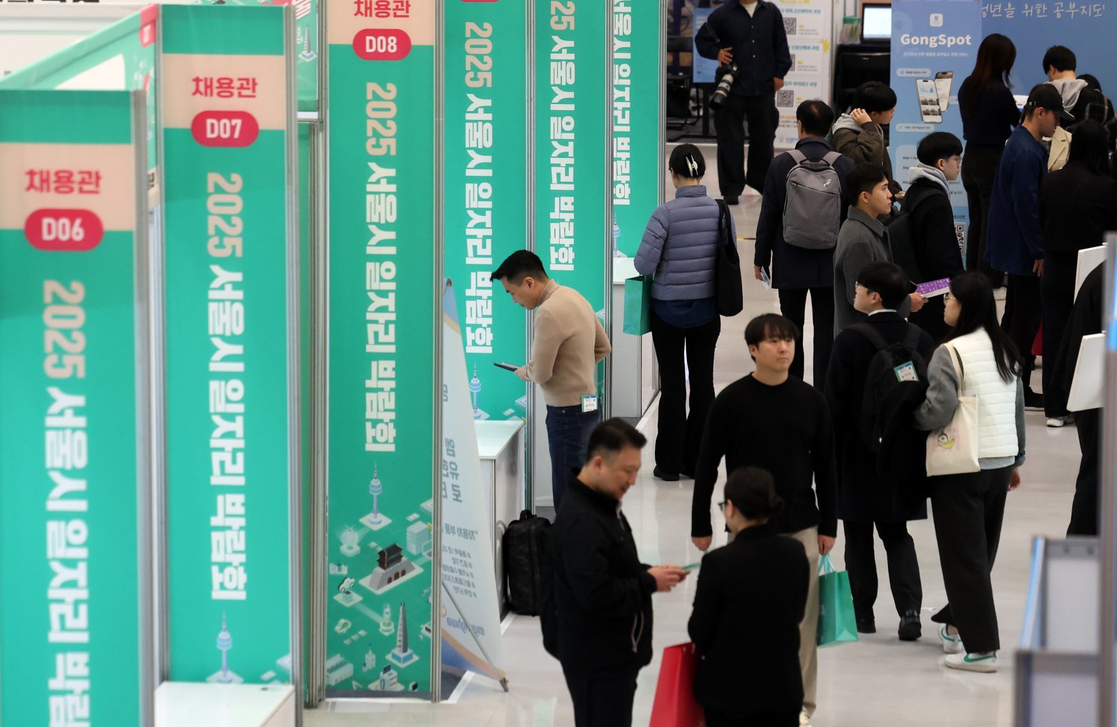 6일 오후 서울 중구 동대문디자인플라자(DDP)에서 열린 2025 서울시 일자리 박람회에서 구직자들이 채용관을 둘러보고 있다. 2025.11.06. [서울=뉴시스]