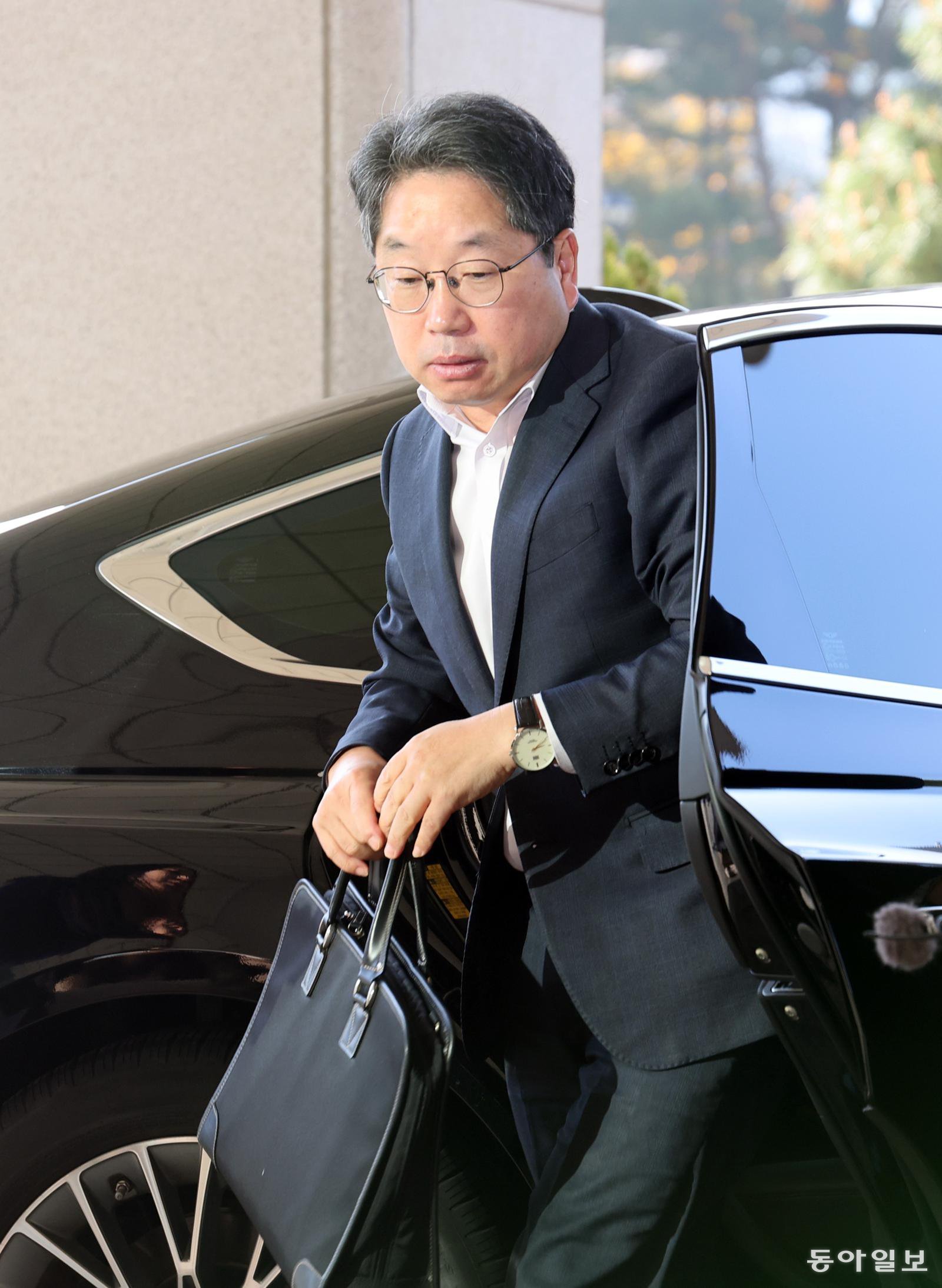 노만석 검찰총장 직무대행이 12일 서울 서초구 대검찰청으로 출근하고 있다. 홍진환 기자 jean@donga.com