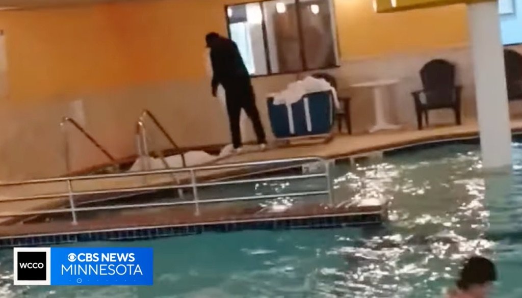 호텔 수영장 옆 온수 자쿠지에서 침대 시트를 빨래하는 미국의 한 호텔 직원 모습. 사진=美 CBS미네소타