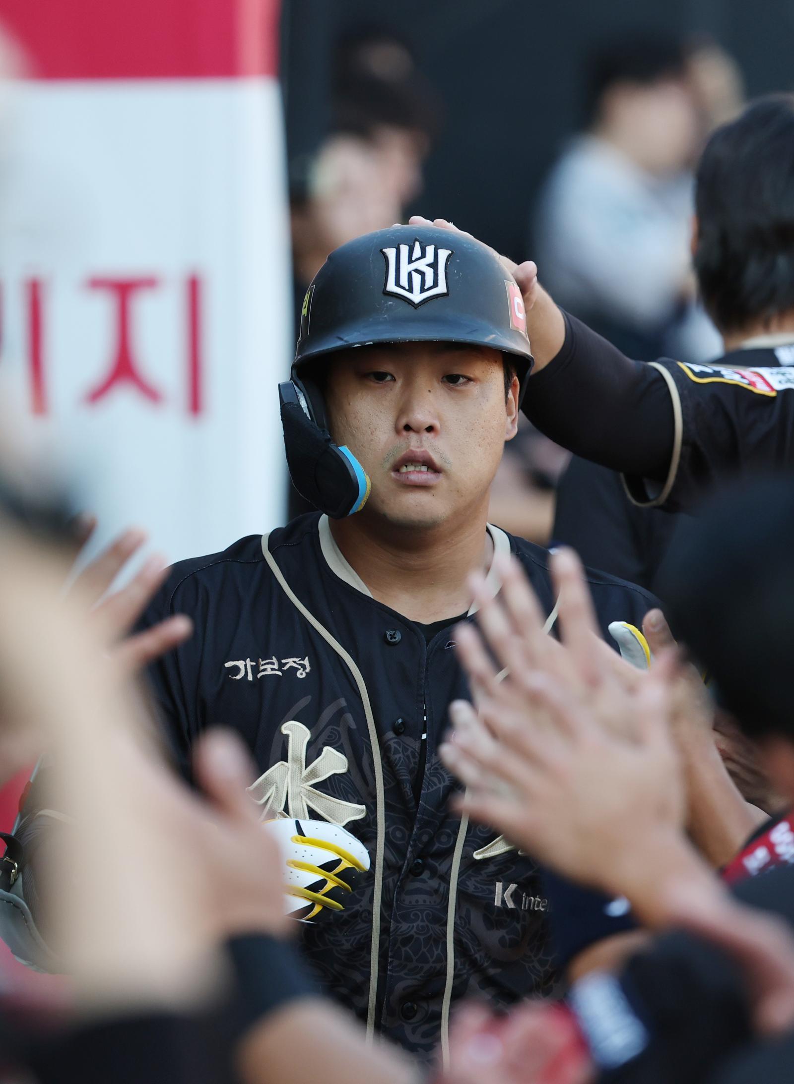 18일 오후 경기 수원시 장안구 KT위즈파크에서 열린 ‘2025 신한 SOL 뱅크 KBO리그’ LG 트윈스와 KT 위즈의 경기, 4회말 1사 주자 없는 상황 KT 강백호가 홈런을 치고 더그아웃에서 동료들의 축하를 받고 있다. 2025.9.18 뉴스1