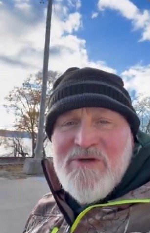 미국 연방 정부 셧다운(일시적 업무 중단) 여파로 항공편이 불안정하자 공화당 소속 데릭 밴 오든 하원의원이 지역구인 위스콘신주에서 하원이 있는 워싱턴DC까지 오토바이를 타고 이동하고 있다고 CNN이 11일(현지시간) 보도했다. 오든 소셜미디어 X