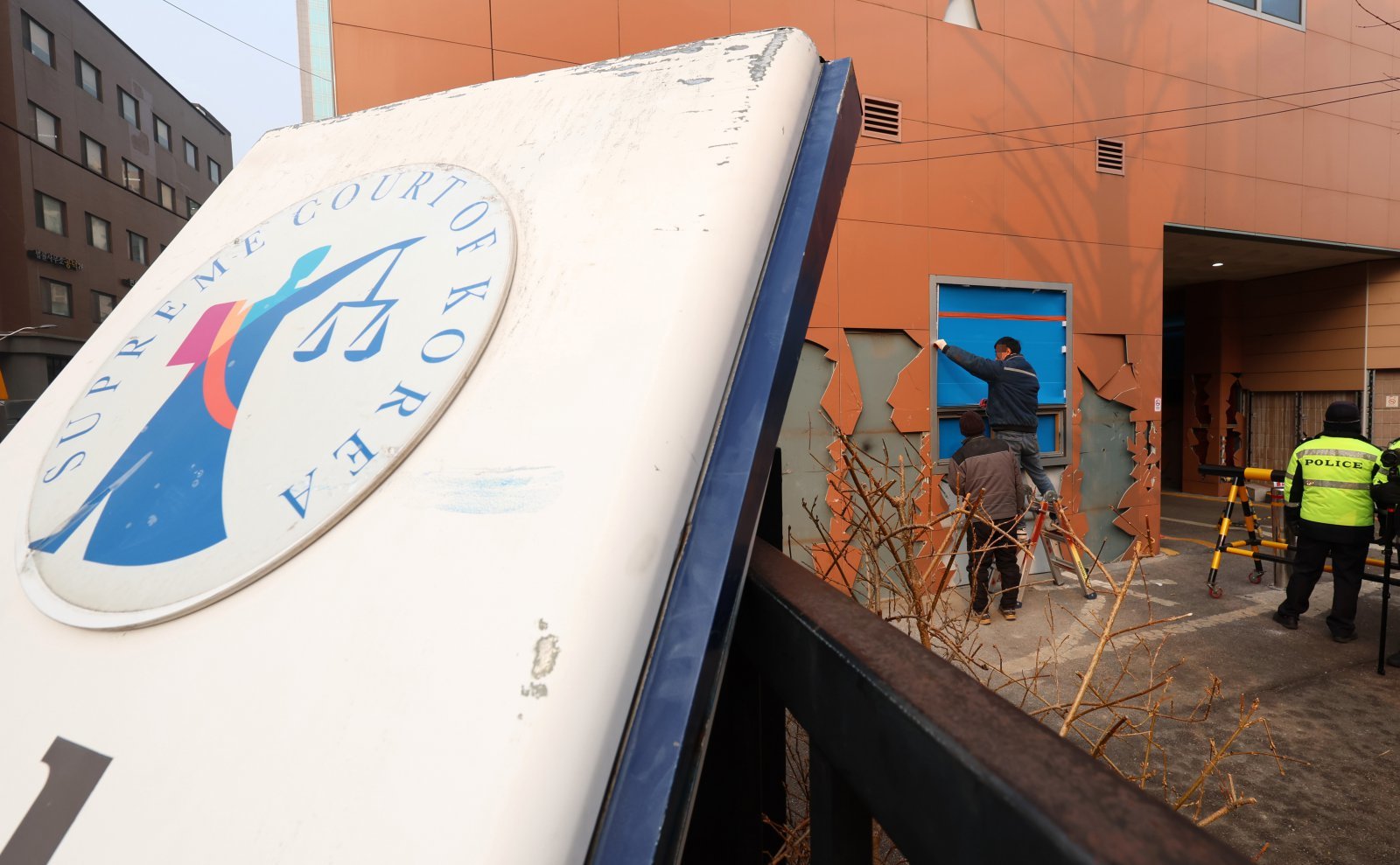 20일 오전 서울 마포구 서울서부지방법원에서 공사 관계자들이 파손된 외벽 및 창문 보수작업을 하고 있다.  2025.01.20 뉴시스