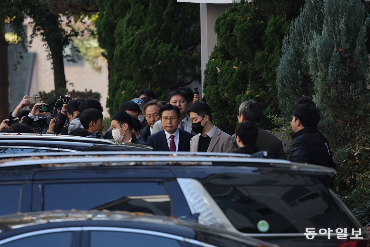 황교안 전 국무총리가 12일 오전 서울 용산구 이태원동 자택에서 내란 선전·선동 혐의 관련 내란특검팀에 의해 체포돼 이송되고 있다. 이한결 기자 always@donga.com