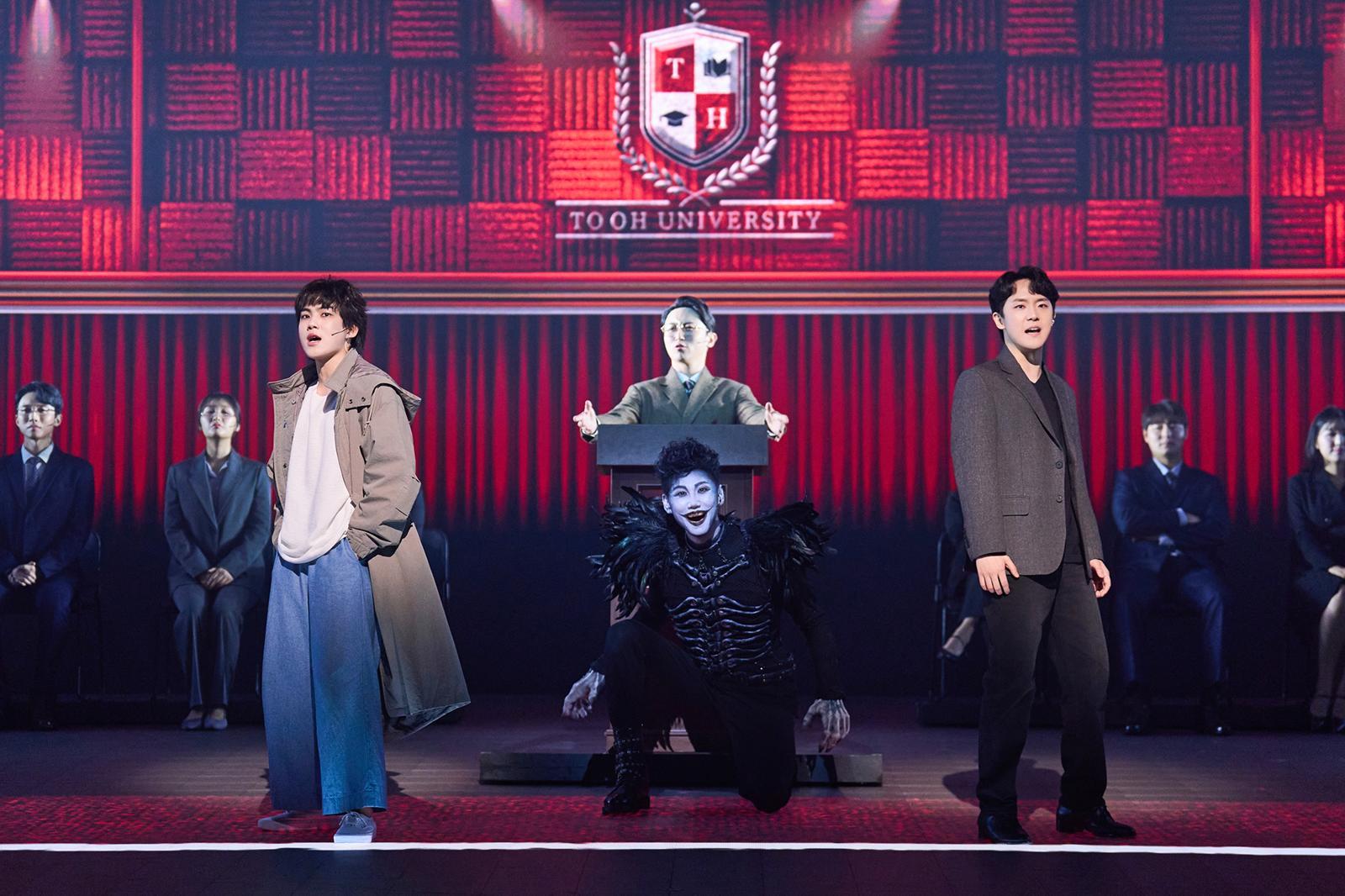 뮤지컬 ‘데스노트’에서 엘(탕준상·왼쪽)은 라이토(임규형·오른쪽)를 잇따른 죽음의 배후로 의심하며  바짝 추격한다. 사신 류크(양승리·가운데)는 이를 즐기듯 바라본다.    오디컴퍼니 제공