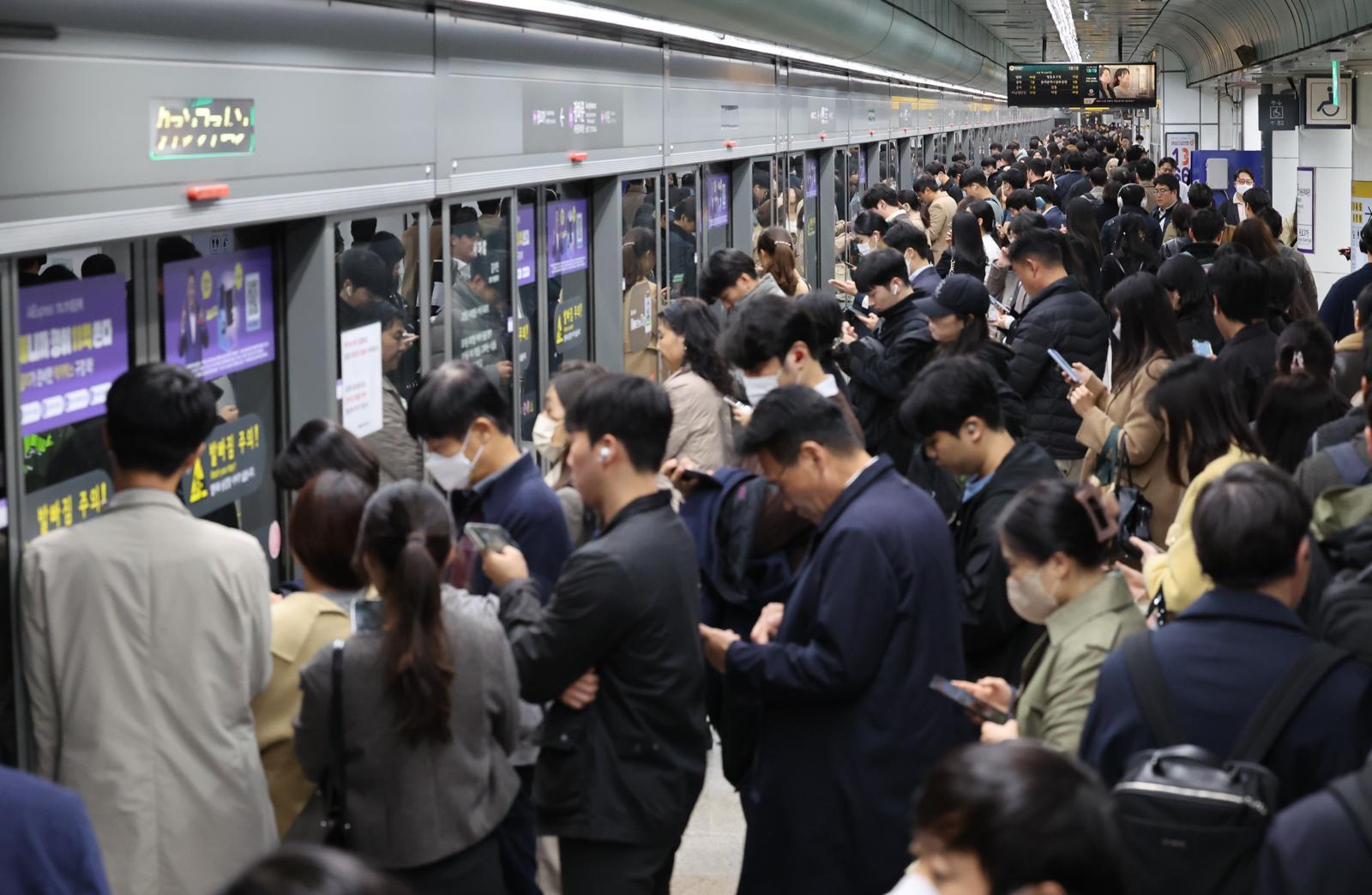 서울 지하철 5호선 광화문역이 퇴근길에 오른 시민들로 붐비고 있다. 2023.11.09 뉴시스