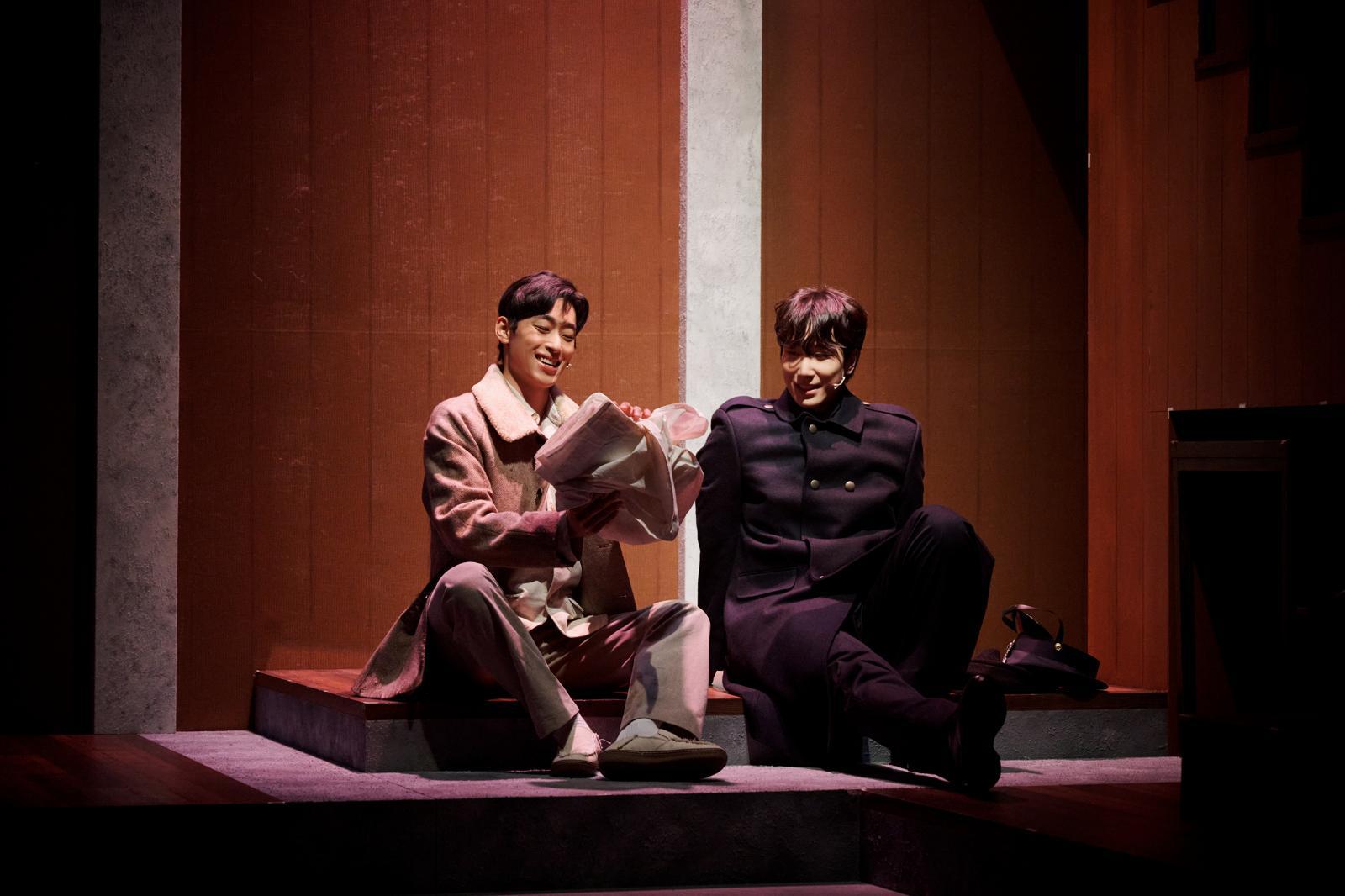 뮤지컬 ‘이름 없는 약속들로부터’에서 희택(나재엽·왼쪽)과 윤섭(이선우)이 대화하고 있다.    오차드뮤지컬컴퍼니 제공