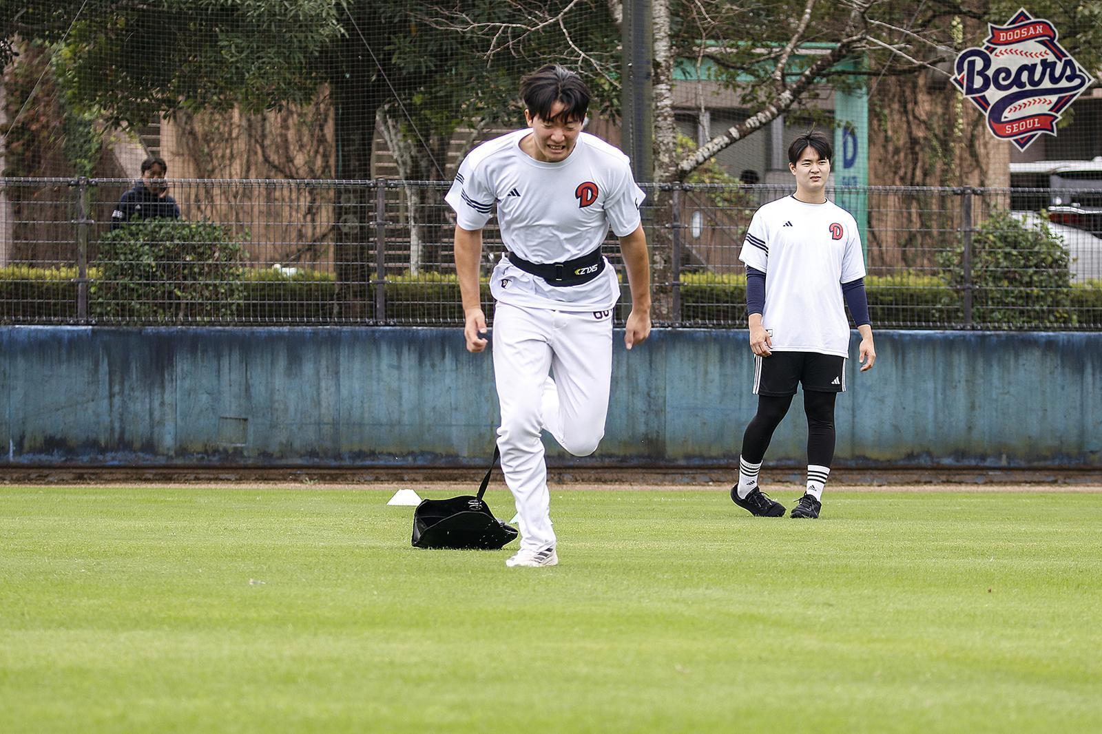 마무리 캠프 중인 두산 베어스 선수단이 15kg의 흙주머니를 차고 러닝 훈련을 하고 있다. 두산 베어스 제공