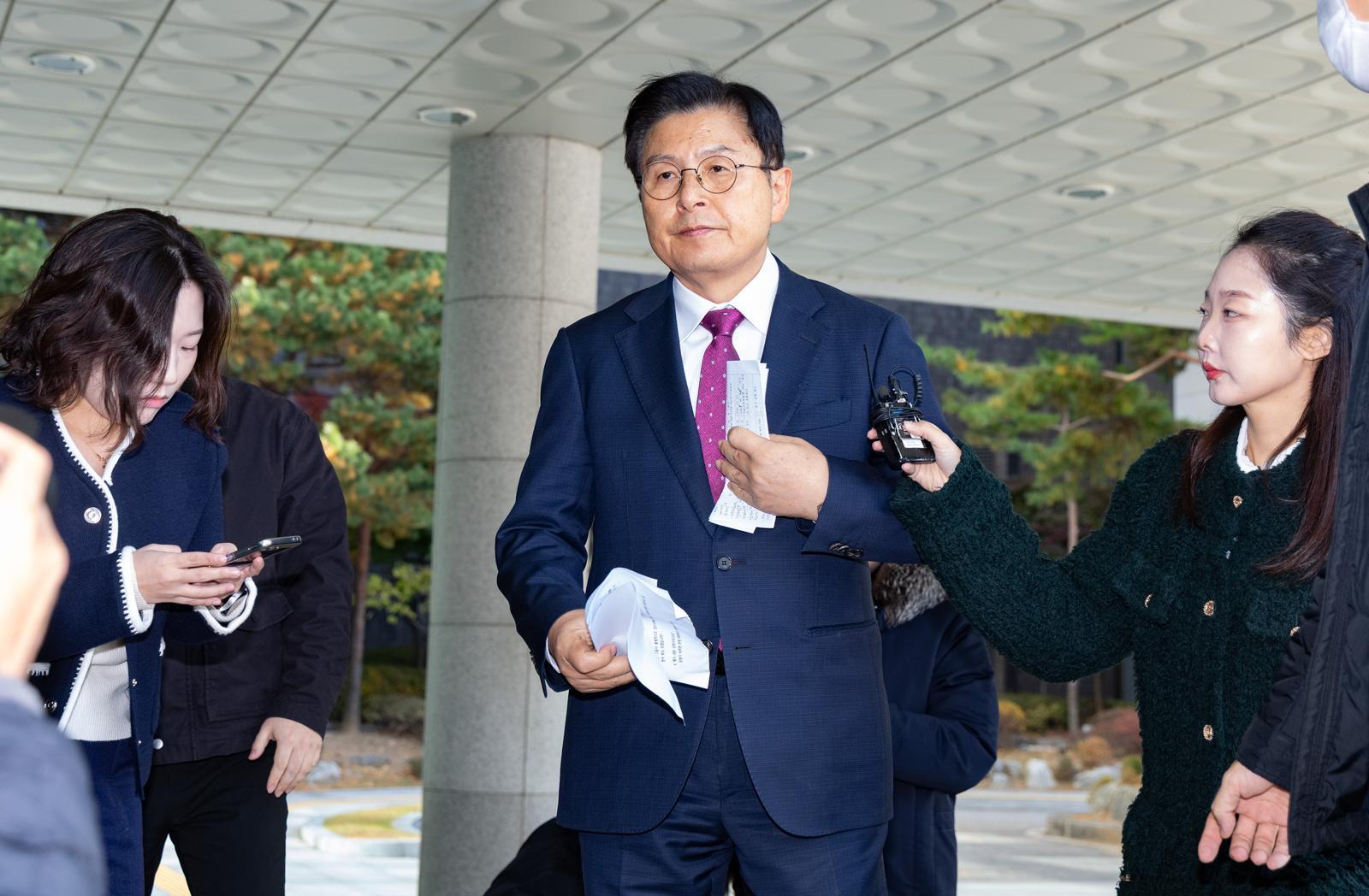 내란 선전·선동 혐의롸 체포된 황교안 전 국무총리가 12일 오전 서울 서초구 서울고등검찰청에 마련된 내란 특검 사무실에서 주머니 속 입장문을 꺼내고 있다. 2025.11.12 서울=뉴시스