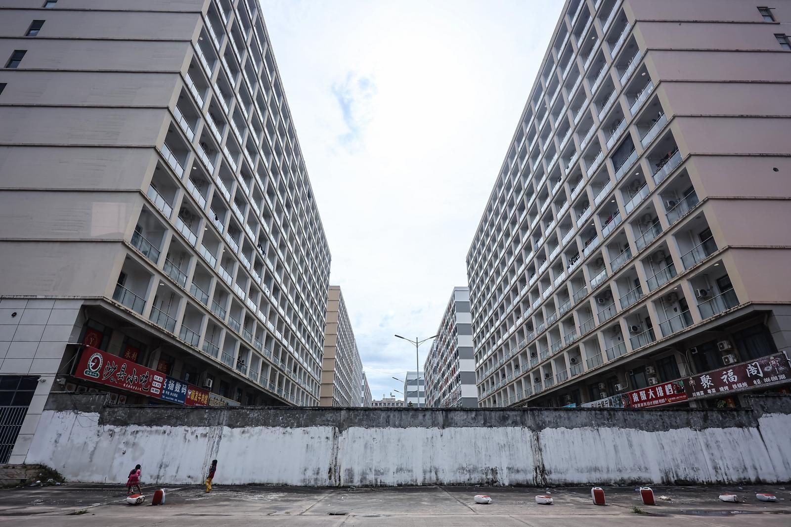 지난 10월18일(현지시간) 캄보디아 시아누크빌 내 범죄단지로 알려진 건물. 2025.10.18 뉴스1