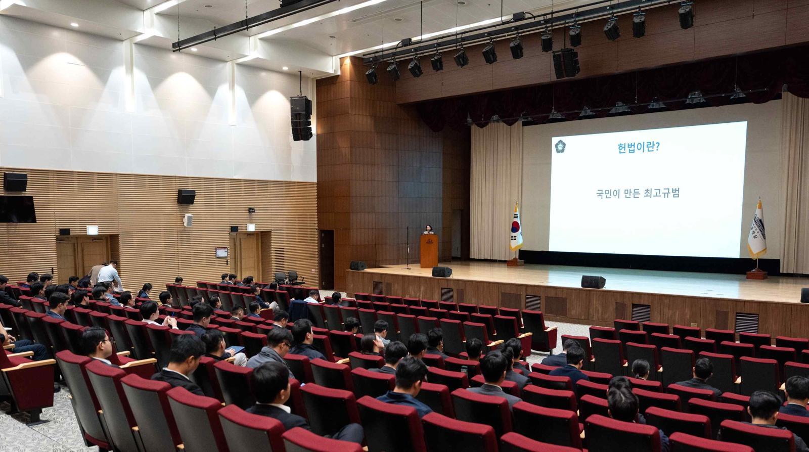 12일 대통령경호처는 전 직원을 대상으로 ‘헌법 교육’을 실시하겠다 밝혔다. 이는 지난해 불거진 ‘12·3 비상계엄 사태’에서 경호처가 ‘인간벽’을 자처하며 윤석열 전 대통령의 체포를 저지한 것에 국민적 비판이 제기된 데에 따른다. (출처=대통령경호처 제공)