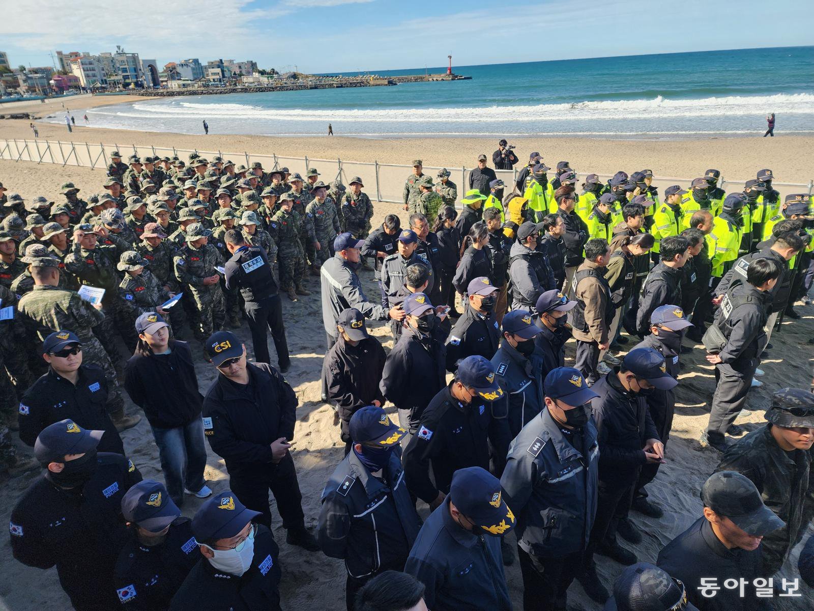 11일 제주 해안에서 진행된 ‘차 봉지 마약’ 합동 수색 현장. 경찰·지자체·군 등 민관군 관계자 800여 명이 참여해 해안가 일대를 집중 수색했다. 제주=송은범 기자