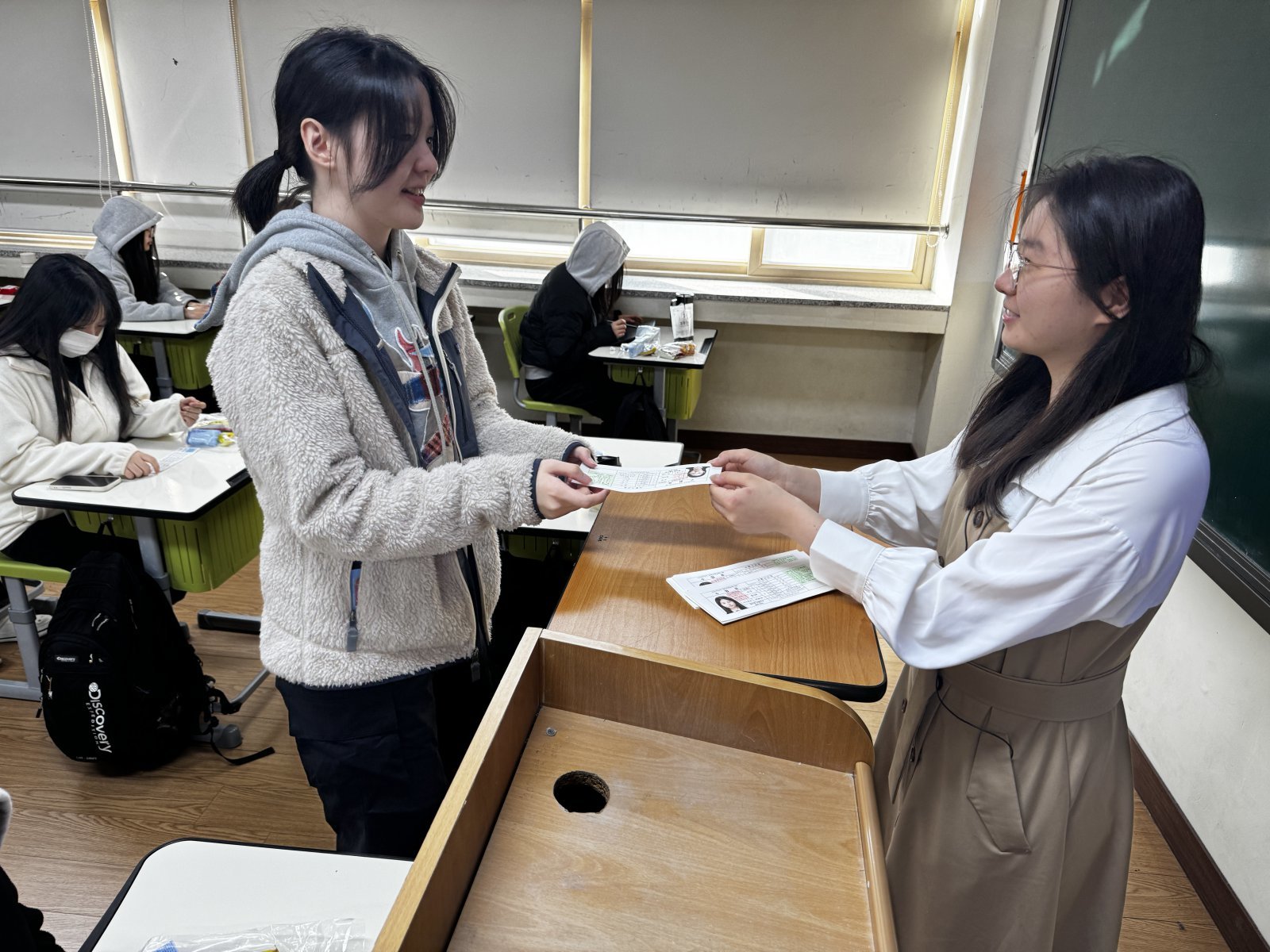 2026학년도 대학수학능력시험 예비소집일인 12일 충북 청주 일신여자고등학교 한 교실에서 수험표를 나눠주고 있다. 충북교육청 제공