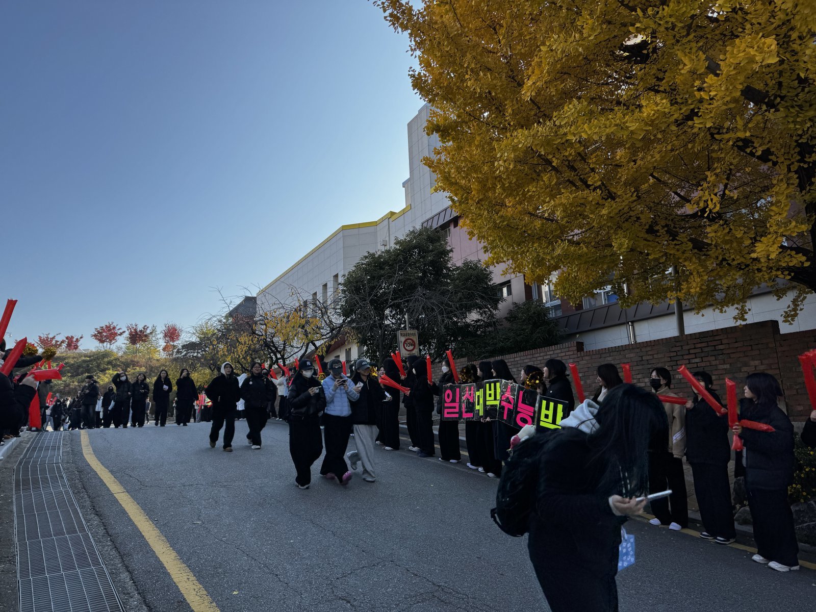 2026학년도 대학수학능력시험 예비소집일인 12일 충북 청주 일신여자고등학교 1~2학년 학생들이 시험을 앞둔 3학년 선배들을 응원하고 있다. 충북교육청 제공