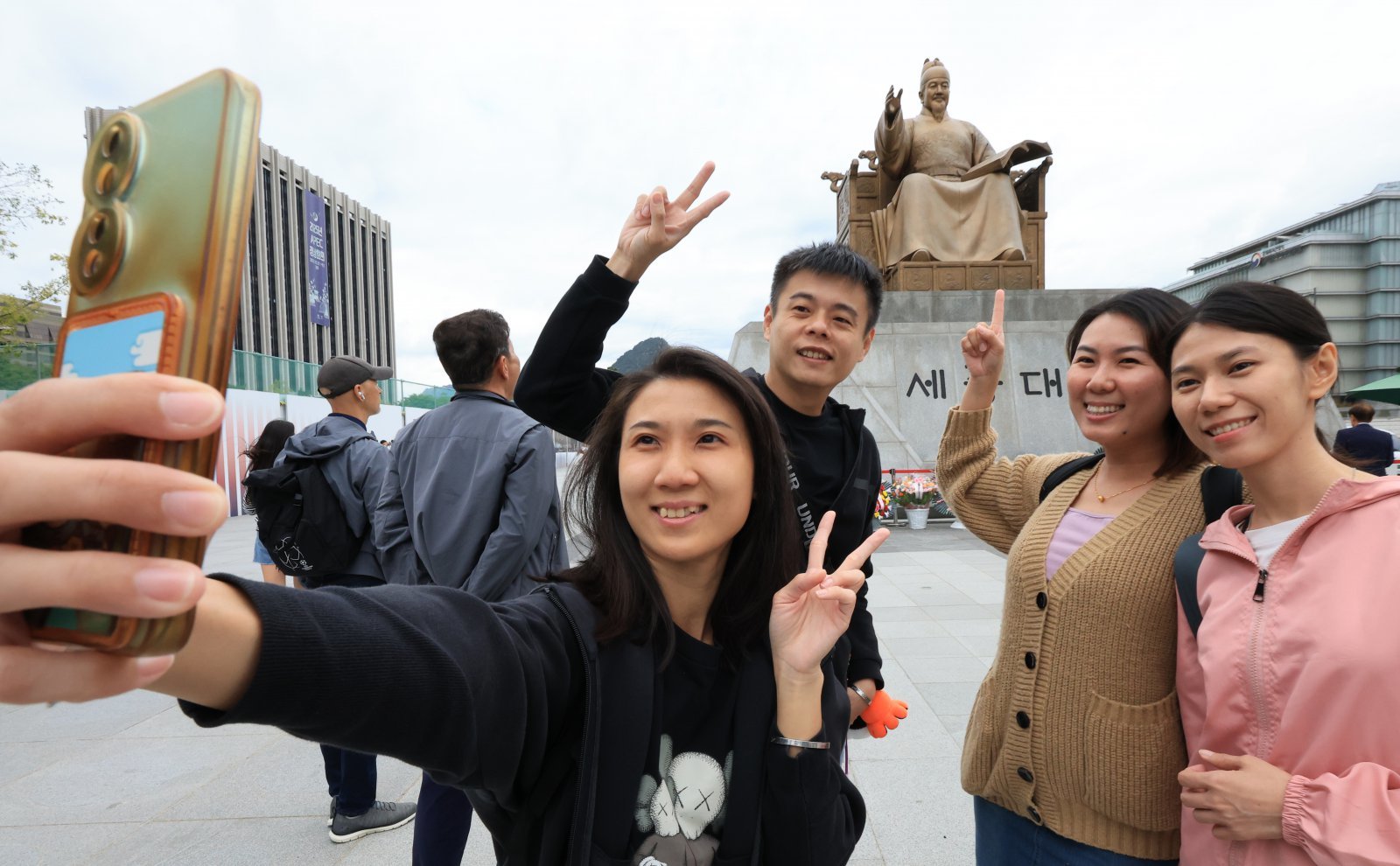 (서울=뉴스1) 제579돌 한글날을 맞은 9일 서울 종로구 광화문광장 세종대왕상 앞에서 열린 꽃 바치기 행사에서 중국인 관광객들이 기념촬영을 하고 있다. /뉴스1