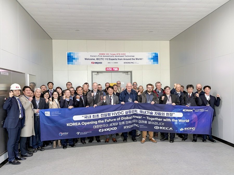 국내외 참석자들이 ‘국내 최초 전압형 HVDC 실증단지’인 한국전력공사 경기북부본부 양주 변환소를 방문해 기념촬영을 하고 있다. 사진제공=한국전기산업연구원