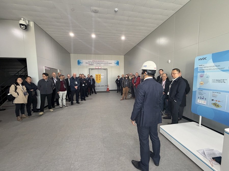 투어 시작에 앞서, 참석자들이 한국전력공사 경기북부본부 김도윤 차장으로부터 실증단지에 대한 사전 설명을 듣고 있다. 사진제공=한국전기산업연구원